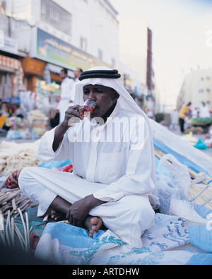 Kaufmann, Teetrinken in Bab Makkah, Jeddah, Saudi Arabien Stockfoto