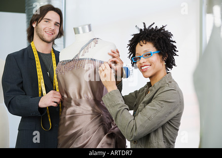 Schneider arbeitet auf Kleid Stockfoto