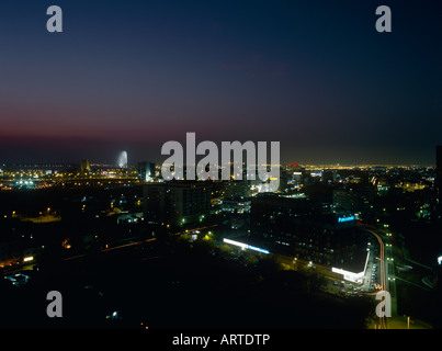 Stadt von Jeddah in der Nacht mit Brunnen im Roten Meer, Saudi Arabien Stockfoto