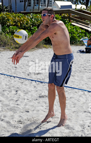 Strand 2 auf 2 Volleyball gespielt an der Pier Strand Naples Florida Stockfoto