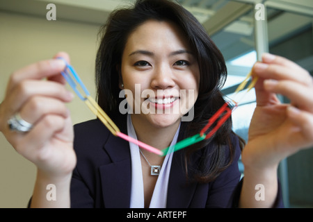 Frau Holding Büroklammern Stockfoto