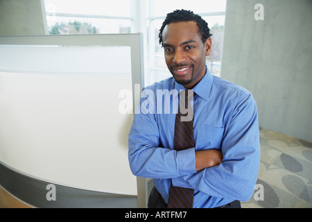 Büroangestellte mit verschränkten Armen Stockfoto