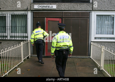 Ein Polizist und ein Community Support Officer geben Sie einem Wohnblock auf der Andover Estate, Finsbury Park, London, UK. Stockfoto