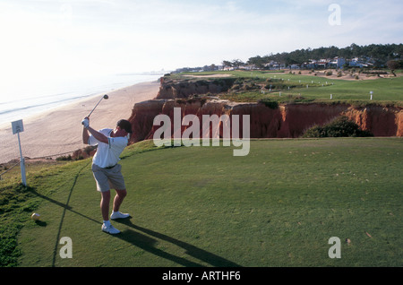 Abschlag im Vale Do Lobo Signature-Hole, Algarve, Portugal Stockfoto