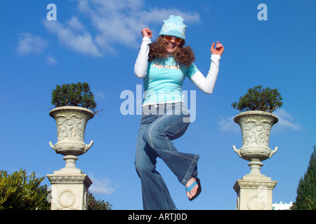 Junge Frau Winter Hut und springen Stockfoto