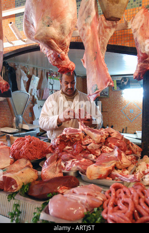 Metzger in seinem Stall in Marrakesch, die Zubereitung von Fleisch Stockfoto