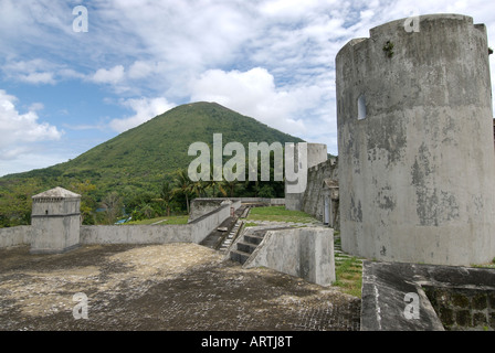 Fort Belgica ein Relikt aus der niederländischen Kolonialzeit in Ost-Indonesien mit dem aktiven Vulkan Gunung Api im Hintergrund Stockfoto