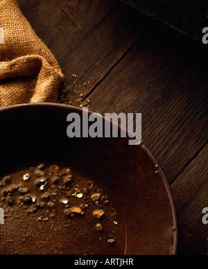 Gold-Nuggets in einer Pfanne Stockfoto