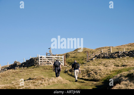 Wanderer auf dem Weg zum oberen Wharfedale, Nr Buckden, Yorkshire Dales, Buckden Hecht, Nordengland Stockfoto