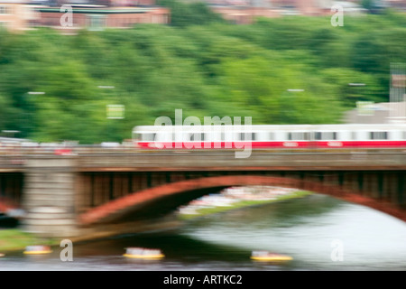 MBTA rote Linie u-Bahn überquert die Longfellow Bridge Boston MA USA Neuengland Stockfoto