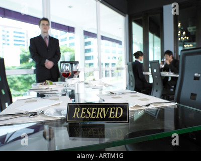 hautnah am reservierten Schilder mit Menschen als Hintergrund Stockfoto