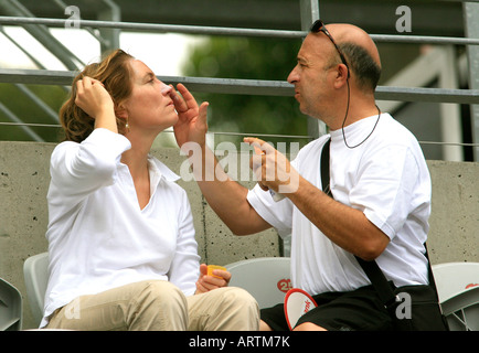 Ein Mann gilt Sonnencreme für Gesicht wifes Stockfoto