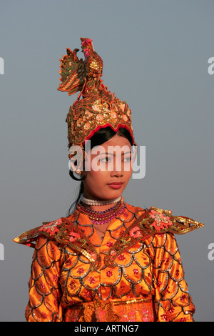 Traditionelle Mo-Tänzerin bei einer Pwe in Moulmein, Mon State, Lower Burma (Myanmar) Stockfoto