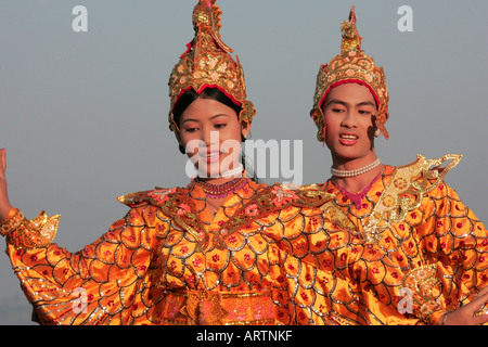 Traditionelle Mo Tänzerinnen bei einer Pwe in Moulmein, Mon State, Lower Burma (Myanmar) Stockfoto