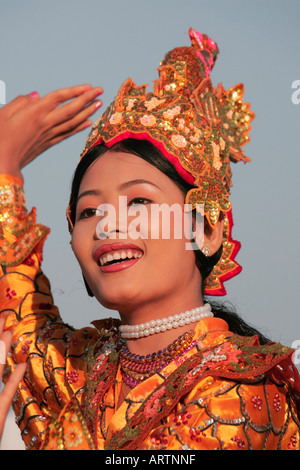 Traditionelle Mo-Tänzerin bei einer Pwe in Moulmein, Mon State, Lower Burma (Myanmar) Stockfoto
