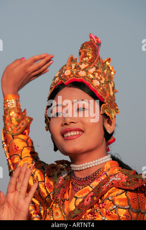 Traditionelle Mo-Tänzerin bei einer Pwe in Moulmein, Mon State, Lower Burma (Myanmar) Stockfoto