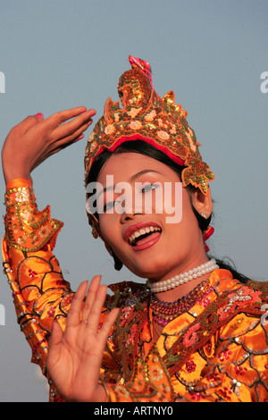 Traditionelle Mo-Tänzerin bei einer Pwe in Moulmein, Mon State, Lower Burma (Myanmar) Stockfoto