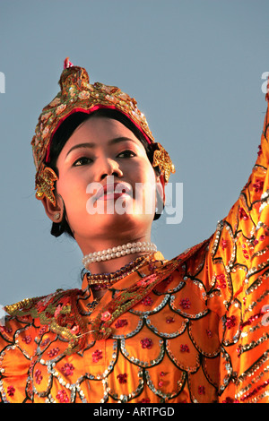 Traditionelle Mo-Tänzerin bei einer Pwe in Moulmein, Mon State, Lower Burma (Myanmar) Stockfoto