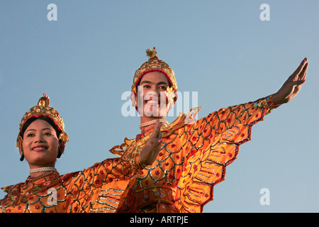 Traditionelle Mo Tänzerinnen bei einer Pwe in Moulmein, Mon State, Lower Burma (Myanmar) Stockfoto