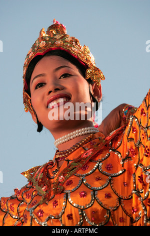 Traditionelle Mo-Tänzerin bei einer Pwe in Moulmein, Mon State, Lower Burma (Myanmar) Stockfoto