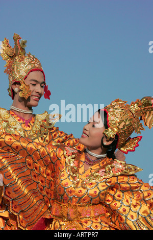 Traditionelle Mo Tänzerinnen bei einer Pwe in Moulmein, Mon State, Lower Burma (Myanmar) Stockfoto