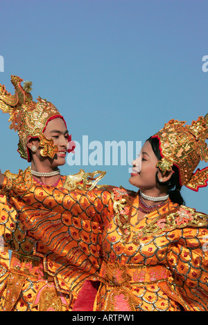 Traditionelle Mo Tänzerinnen bei einer Pwe in Moulmein, Mon State, Lower Burma (Myanmar) Stockfoto