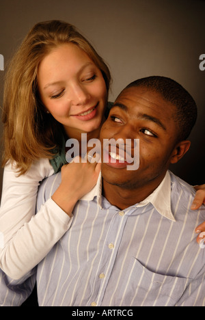 Glückliche junge gemischte Rade paar. Stockfoto