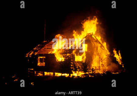 Hütte in Brand Stockfoto
