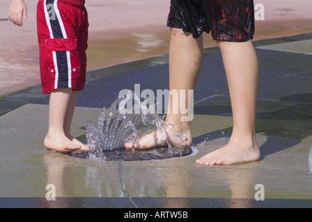 Kinder spielen im Wasser-Brunnen in einem Florida Park "cooling off" Freizeitspaß nasse Füße Brunnen Herr Stockfoto