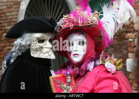 Ein paar gekleidet auf Kostüme und Masken an den Karneval in Venedig-Italien Stockfoto