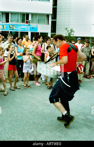 Paris, Frankreich, Straßenszene, Menge Leute hören Metal Drum Band "Festivals in Frankreich" Kinder "Sommerfest" Stockfoto