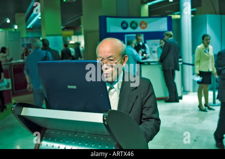 Paris Frankreich, Portrait asiatischer Geschäftsmann, der sein Aktienportfolio online bei „Boursorama Bank“ auf Laptop Mann Computer Bildschirm, Séniors Stockfoto