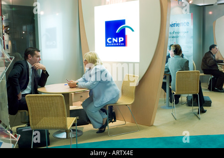 Paris Frankreich, Geschäftsfrau Beratung männliche Kunde bei Geschäftstreffen "C.N.P Insurance Corporation" Stockfoto