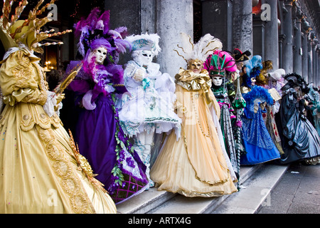 Eine Gruppe von mehreren Personen gekleidet im Karnevalskostüme und Masken aufgereiht in San Marco Square Karneval in Venedig Veneto Italien Stockfoto