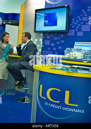 Geschäftsleute, die sich auf Paris France unterhalten, "L.C.L", "Credit Lyonnais Bank", "Private Banking" Stockfoto