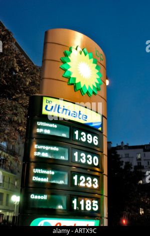 Paris, Frankreich, 'BP Gas Station' beleuchtet in der Nacht Detail Werbung Preisschild 'Ölpreise' metrischer Dieselkraftstoff bleifrei, Stationsdienst frankreich Stockfoto