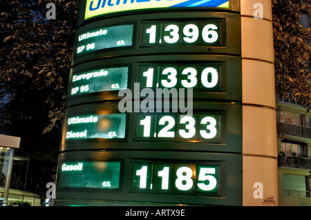 Paris Frankreich, BP Gaspreise "Tankstelle" in der Nacht detailliert Werbung Schild "Ölpreis" Energie für Europa Stockfoto