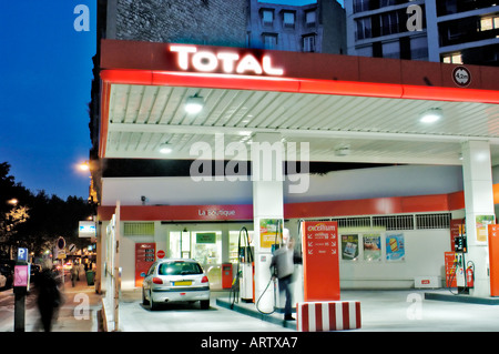 Paris, Frankreich, Total Gas Station, Auto in Tankstelle, nachts geöffnet, Stationsdienst frankreich Stockfoto