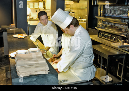 PARIS Frankreich, männliche französische Köche bereiten Mahlzeiten im zeitgenössischen französischen Restaurant zu Gourmet-Chef-Gastronomie und -Kultur, Wirtschaft im Catering-Geschäft Stockfoto