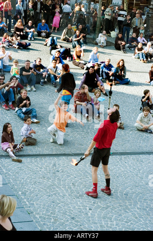 Paris Frankreich, Straßenszene, Publikumstouristen, die Jongleure beobachten. Vorstellung vor dem George Pompidou Museum Stockfoto