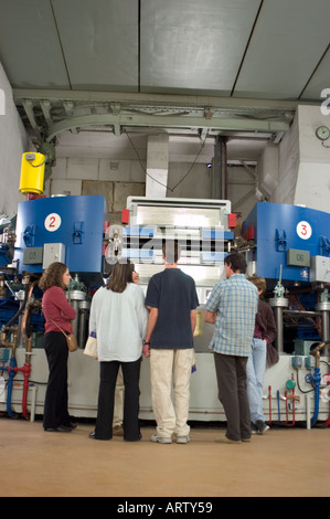 paris, Teens Visiting in Science Lab an der University of Paris South, OR-say, Frankreich. Synchotron Electro Magnetic Atom Collision, Studentenmuseum Stockfoto