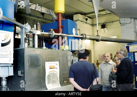 Besucher im Science-Lab an der "Sorbonne" Süden, Orsay, Frankreich. "Synchrotron elektro magnetische Atom Kollision Ring" Stockfoto