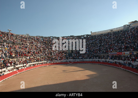 Arles FRANCE, große Menschenmenge, Szene von oben, in Amphithéâtre im Zentrum der Stierkampfarena der Stadt, Publikum, Panorama Stockfoto