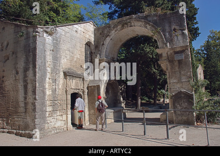 "Arles Frankreich" Touristen in antiken römischen Ära "Archäologische Stätte" "Les Alyscamps" "Stadtpark" Ruinen Stockfoto