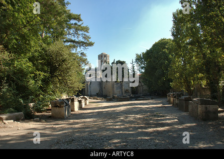 "Arles Frankreich" römische Ruinen "Archäologische Stätte" "Les Alyscamps" Pathway Natur "Stadtpark" Stockfoto