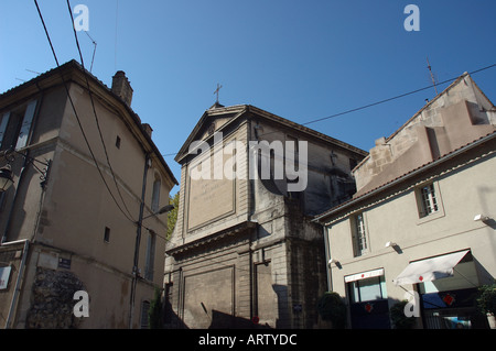 "AVIGNON Frankreich" "Straßenszene" in der Mitte der Stadt Kirche Sonne an Gebäuden Stockfoto