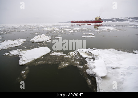 Roten Frachtschiff am St.-Lorenz-Strom während der Wintersaison Stockfoto