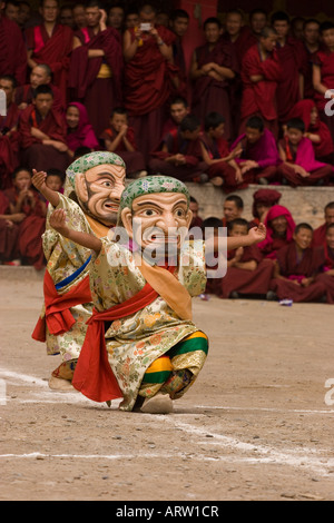 Cham-Ritual maskiert tibetischen Tanz, der von den Mönchen während eines Festivals in Labrang Kloster, Xiahe. Stockfoto