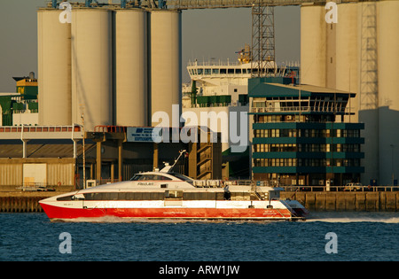 Hafen von Southampton ABP Gebäude rot Jet 4-Passagier-Fähre Stockfoto