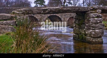 Blick durch die alten Pack Pferd Brücke in Richtung der moderneren Straßenbrücke an zwei Brücken, Dartmoor Stockfoto